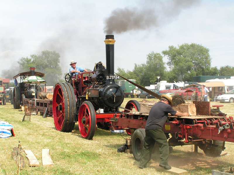 Traction Engine powered saw at Great Bucks Steam Rally